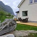 Lauvasstua-charming House By The Sea Bostad