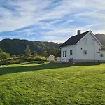 Lauvasstua-charming House By The Sea Bostad