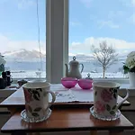 Lauvasstua-charming House By The Sea *
