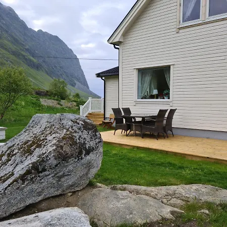 Lauvasstua-charming House By The Sea Bøstad