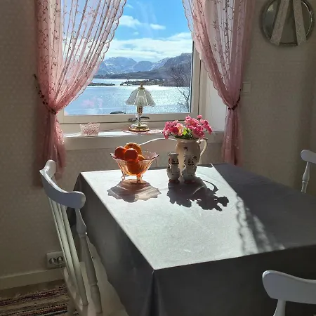 Holiday home Lauvasstua-charming House By The Sea Bostad