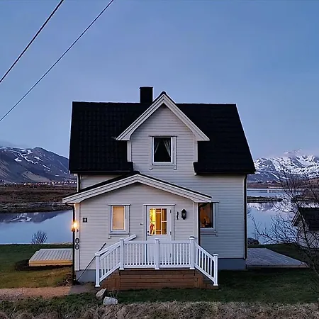 Lauvasstua-charming House By The Sea Bøstad