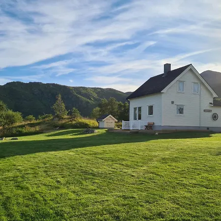Lauvasstua-charming House By The Sea Bøstad