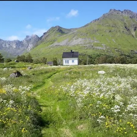 Дом отдыха Lauvasstua-charming House By The Sea