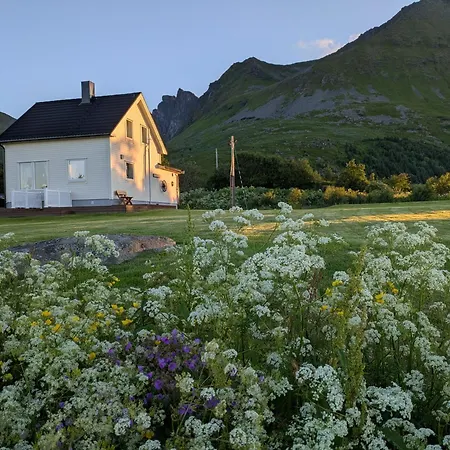 Дом отдыха Lauvasstua-charming House By The Sea *