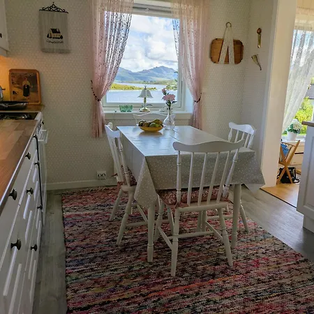Дом отдыха Lauvasstua-charming House By The Sea *