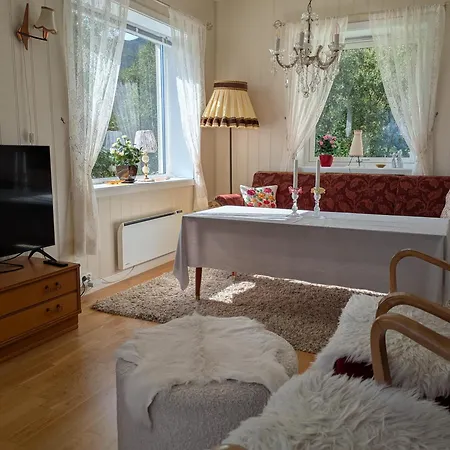 Lauvasstua-charming House By The Sea *
