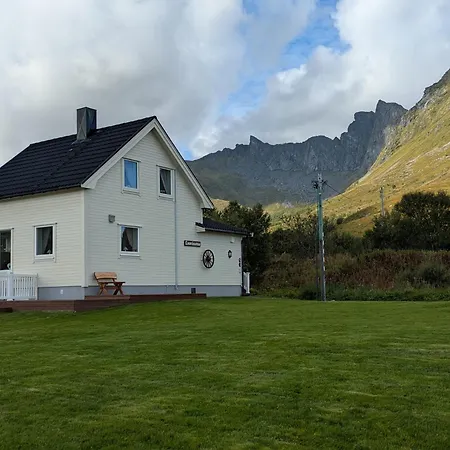 Lauvasstua-charming House By The Sea Bøstad