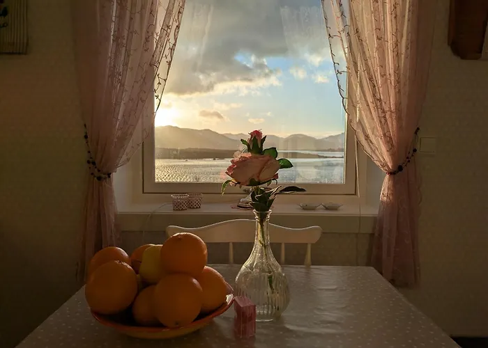 Feriehus Lauvasstua-charming House By The Sea Bostad